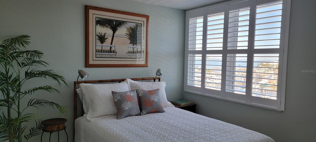 632 Edgewater Drive, Unit 537 Dunedin, FL 34698 - Photo 9 of 28 a bedroom with a bed and a painting on the wall