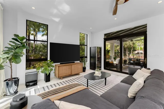 $8,950,000 | 330 Caribbean Road, Key Biscayne, FL 33149