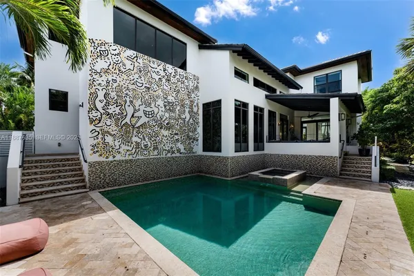 a view of a back yard