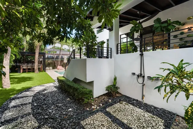 $8,950,000 | 330 Caribbean Road, Key Biscayne, FL 33149