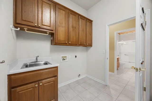 a view of a house with backyard