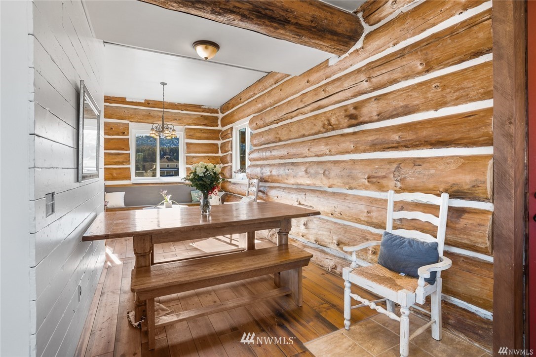 170 Quail Valley Road Cle Elum, WA 98922 - Photo 11 of 40 a view of entryway with a table and chairs
