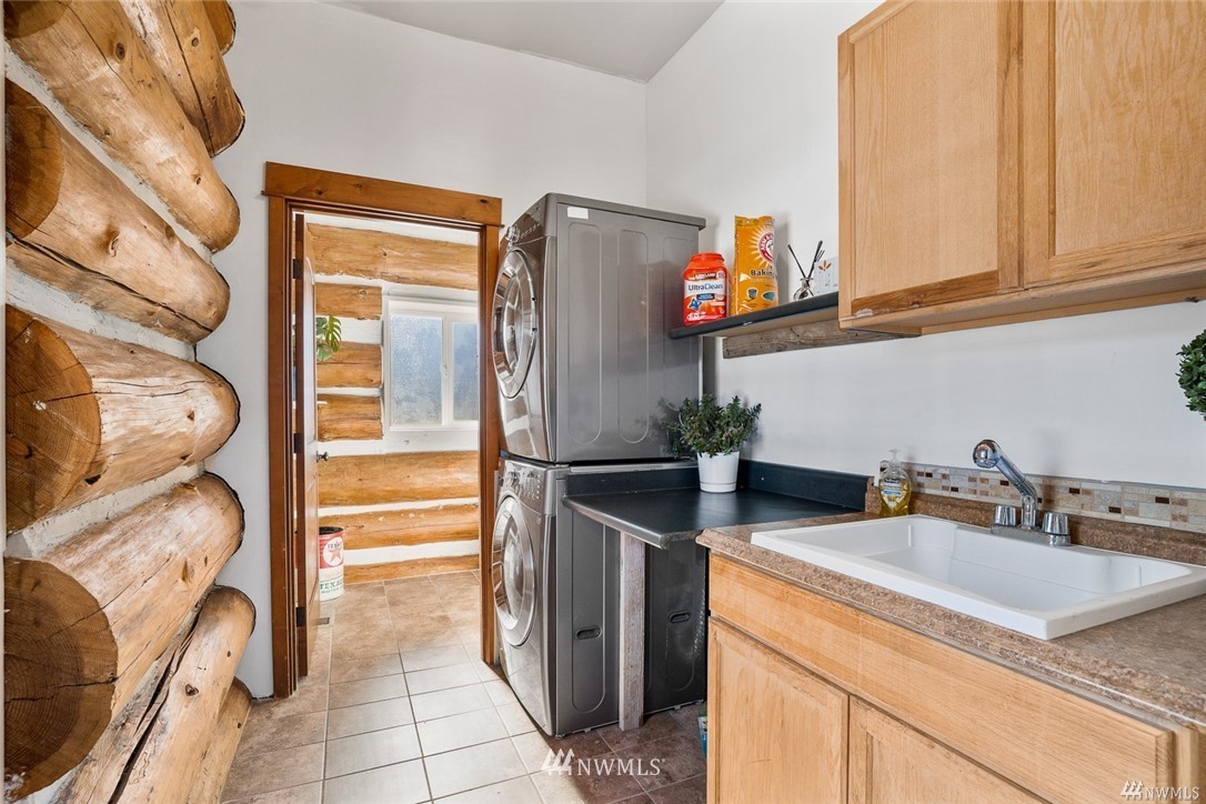 170 Quail Valley Road Cle Elum, WA 98922 - Photo 15 of 40 a kitchen with stainless steel appliances granite countertop a sink and a refrigerator