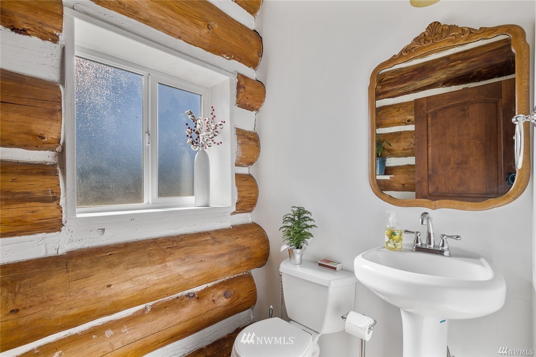 170 Quail Valley Road Cle Elum, WA 98922 - Photo 16 of 40 a bathroom with a sink and a mirror