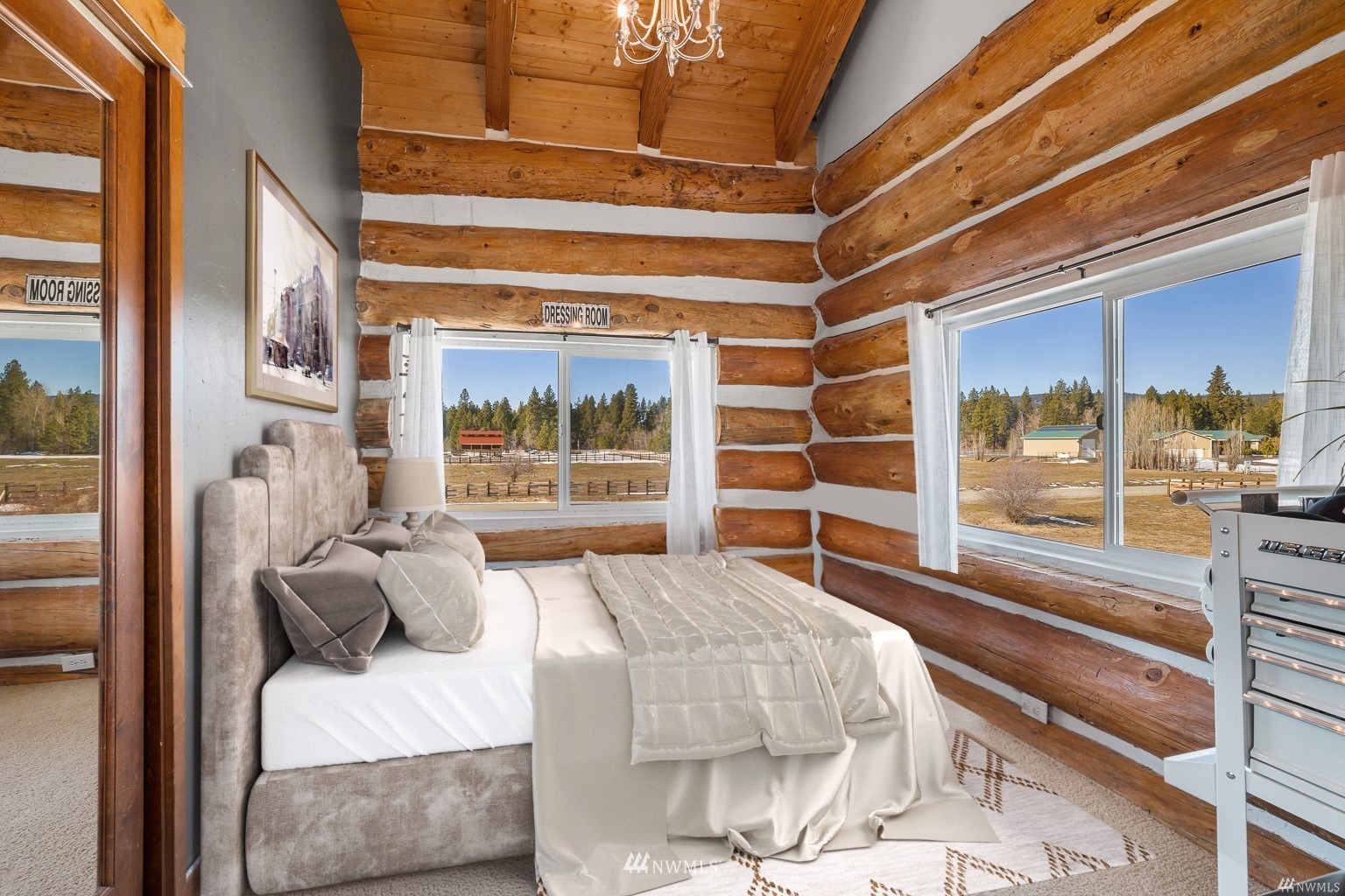 170 Quail Valley Road Cle Elum, WA 98922 - Photo 21 of 40 a bed sitting in front of a window