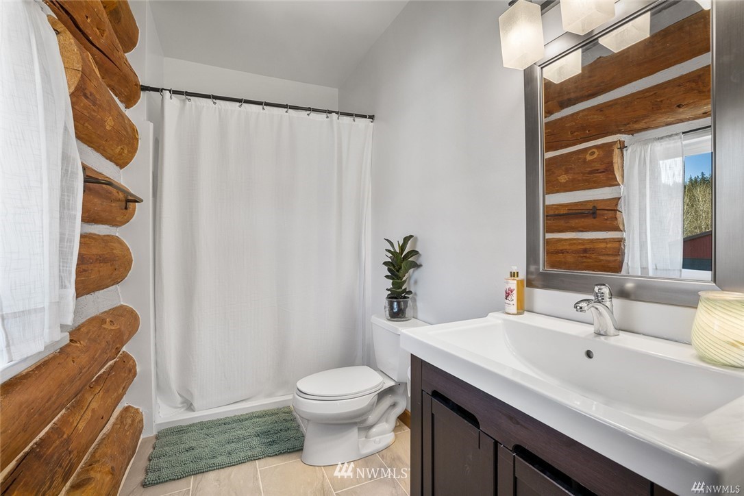 170 Quail Valley Road Cle Elum, WA 98922 - Photo 22 of 40 a bathroom with a granite countertop sink and a mirror