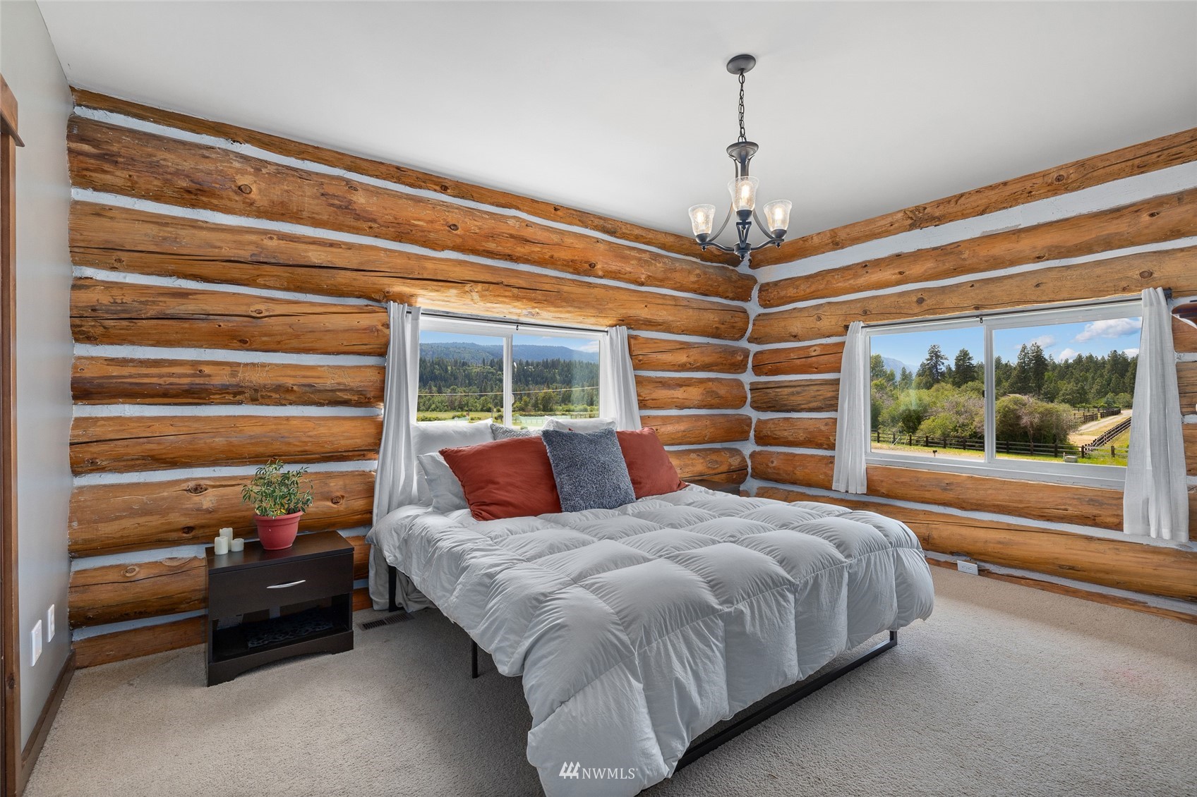 170 Quail Valley Road Cle Elum, WA 98922 - Photo 23 of 40 a bedroom with a bed and a window