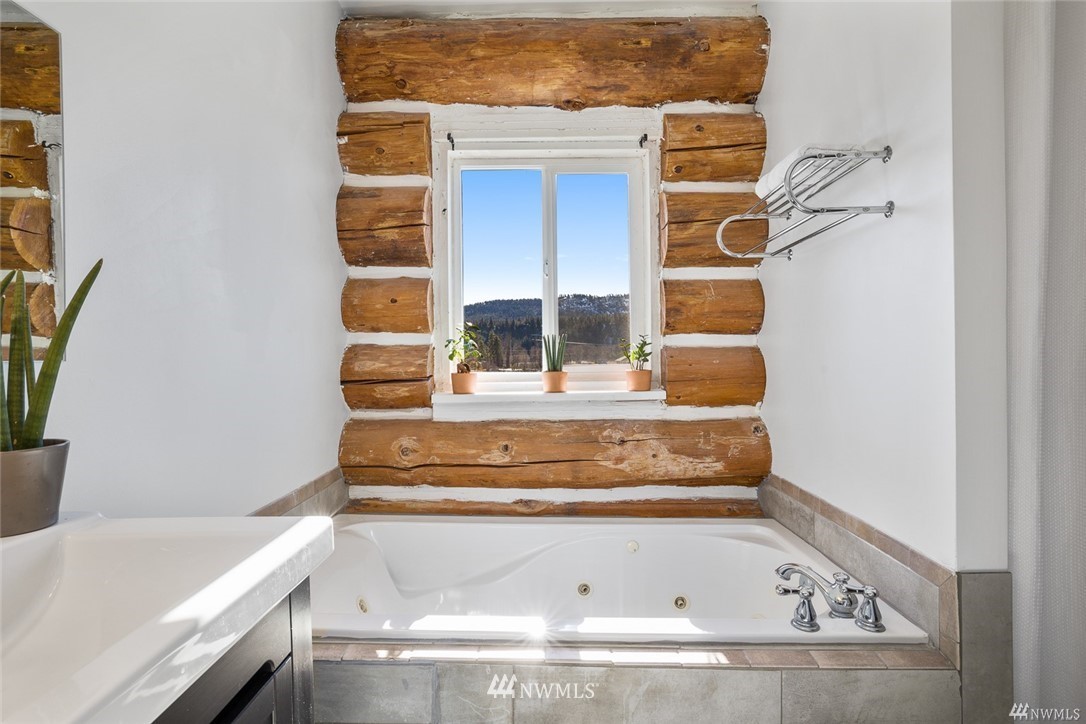 170 Quail Valley Road Cle Elum, WA 98922 - Photo 27 of 40 a bathroom with a tub