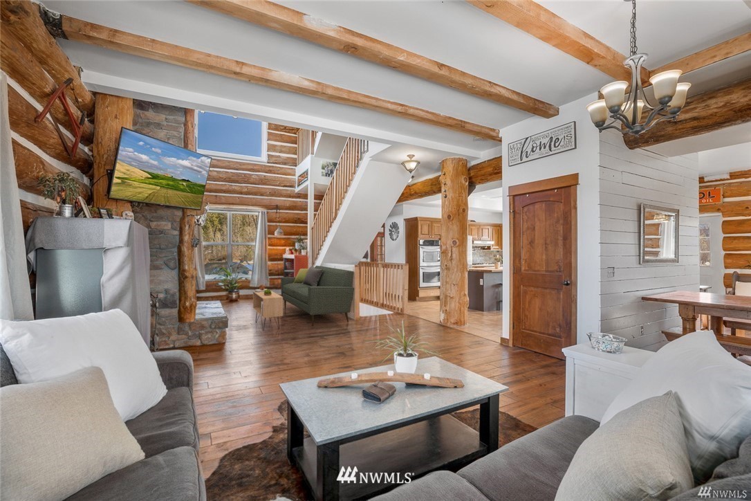 170 Quail Valley Road Cle Elum, WA 98922 - Photo 5 of 40 a living room with furniture a table and chairs
