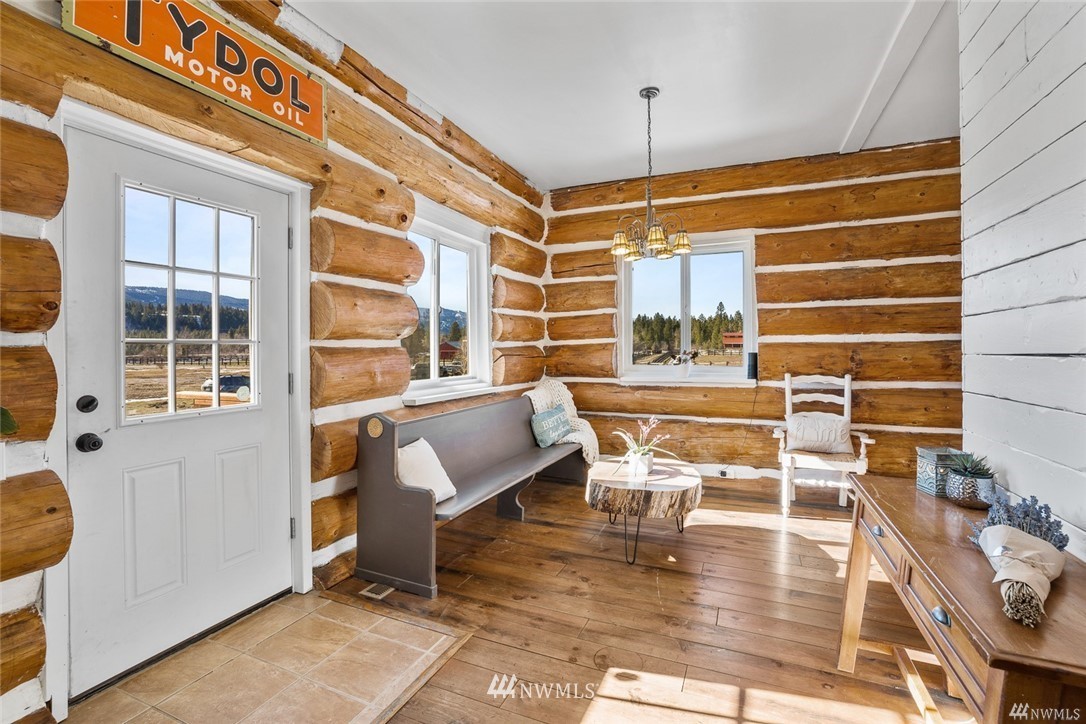 170 Quail Valley Road Cle Elum, WA 98922 - Photo 10 of 40 a dining room with furniture and wooden floor