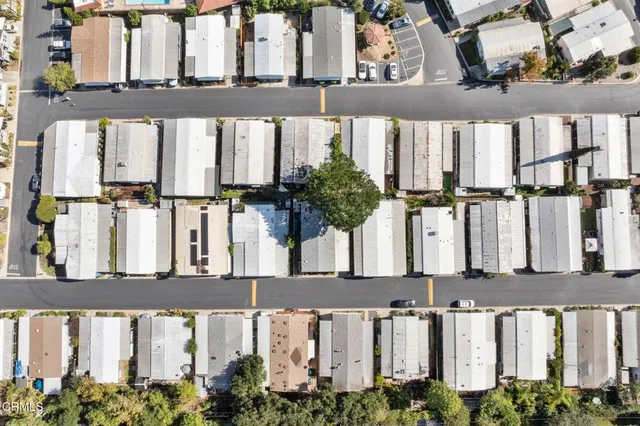 a view of residential houses with outdoor and window