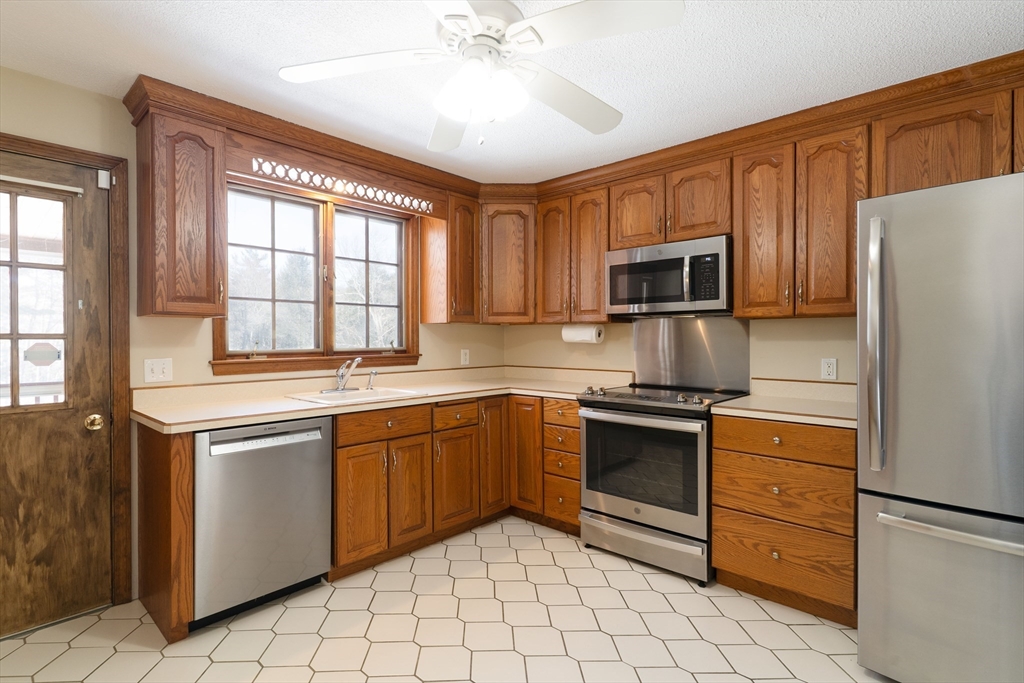 58 Shattuck Road Sturbridge, MA 01566 - Photo 12 of 41