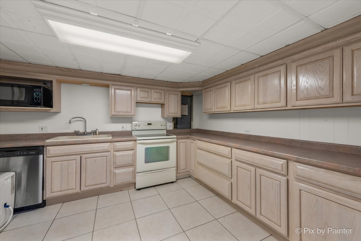 1430 Blackhawk Drive Schaumburg, IL 60193 - Photo 15 of 34