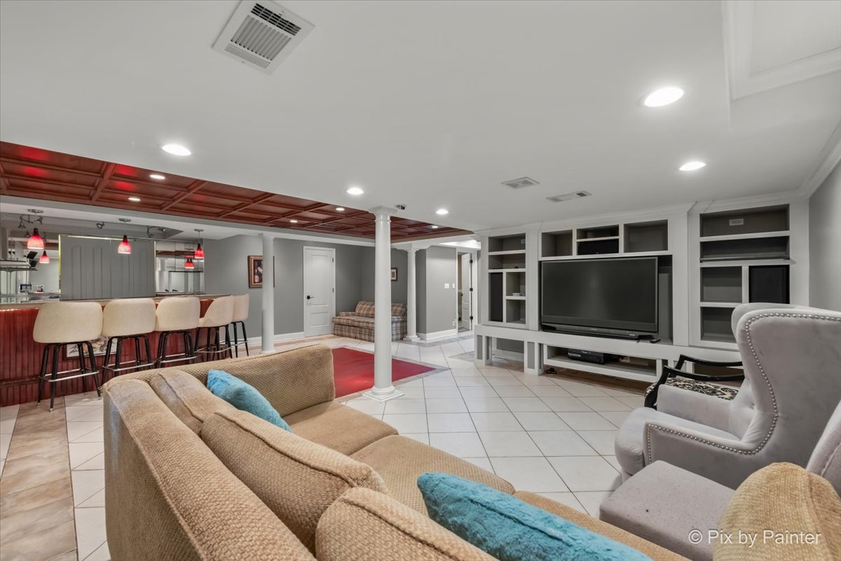 1430 Blackhawk Drive Schaumburg, IL 60193 - Photo 18 of 34