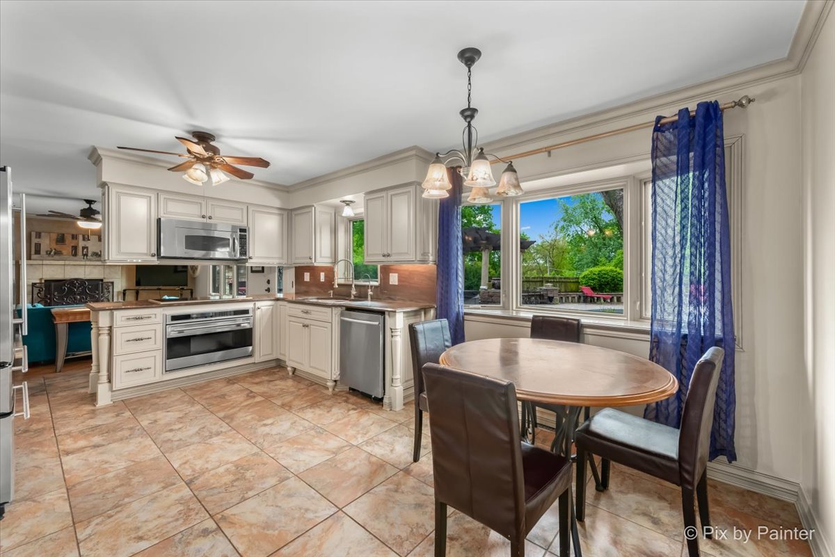 1430 Blackhawk Drive Schaumburg, IL 60193 - Photo 7 of 34