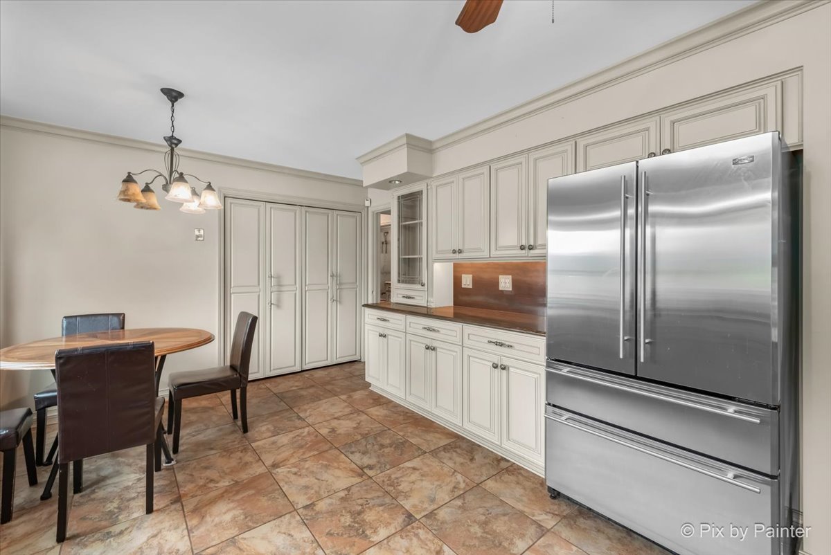 1430 Blackhawk Drive Schaumburg, IL 60193 - Photo 8 of 34