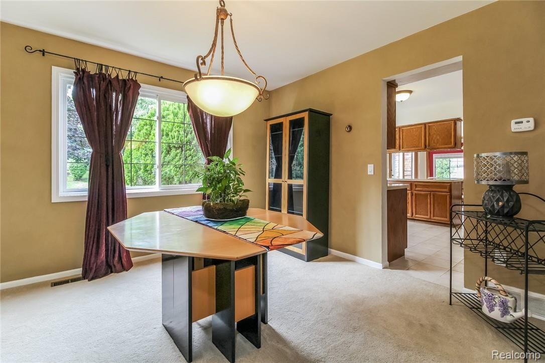 1369 Lomas Verdes Rochester, MI 48306 - Photo 9 of 41 008-photo-breakfast-nook-6260511.jpg
