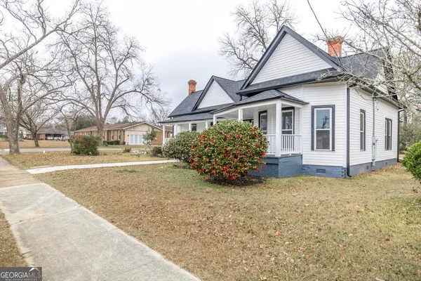 a view of a house with a yard