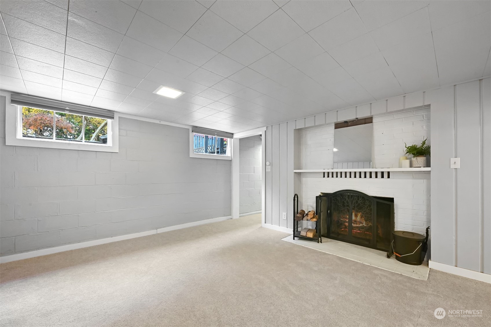 2907 Lynn Street Bellingham, WA 98225 - Photo 21 of 40 an empty room with furniture and a fireplace