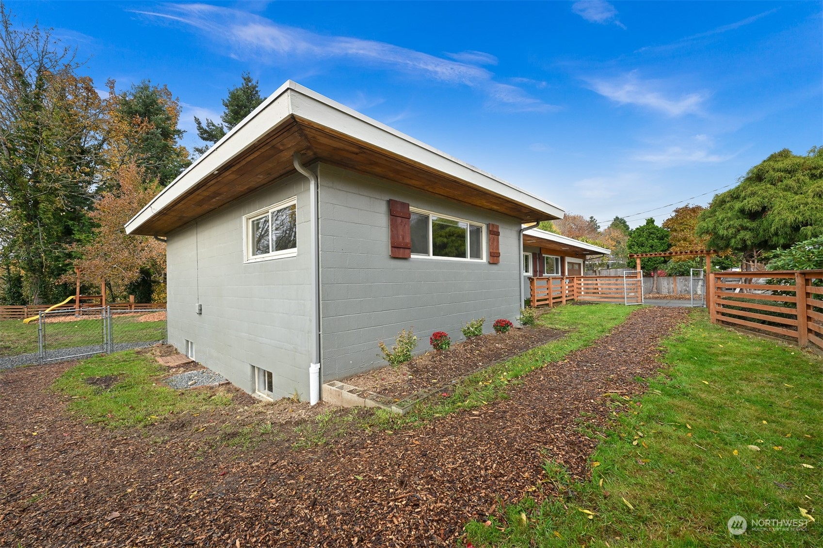 2907 Lynn Street Bellingham, WA 98225 - Photo 34 of 40 a view of a house with backyard