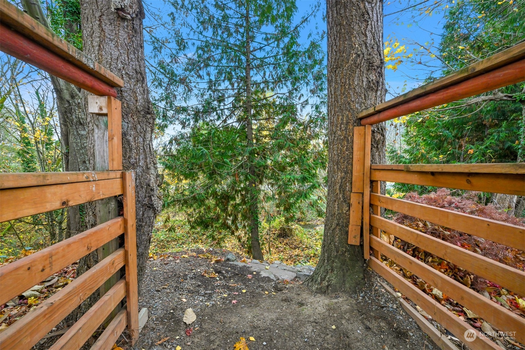 2907 Lynn Street Bellingham, WA 98225 - Photo 36 of 40 a view of a wooden fence