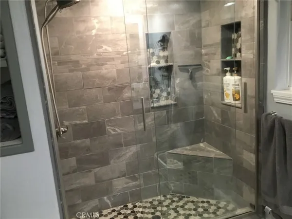 a en suite bathroom with a sink vanity and mirror