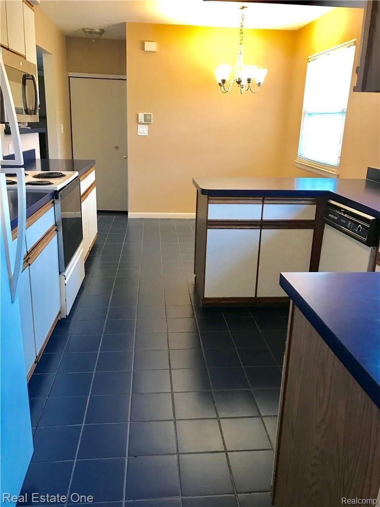 32461 West 13 Mile Road Farmington, MI 48334 - Photo 11 of 22 KITCHEN WITH APPLIANCES