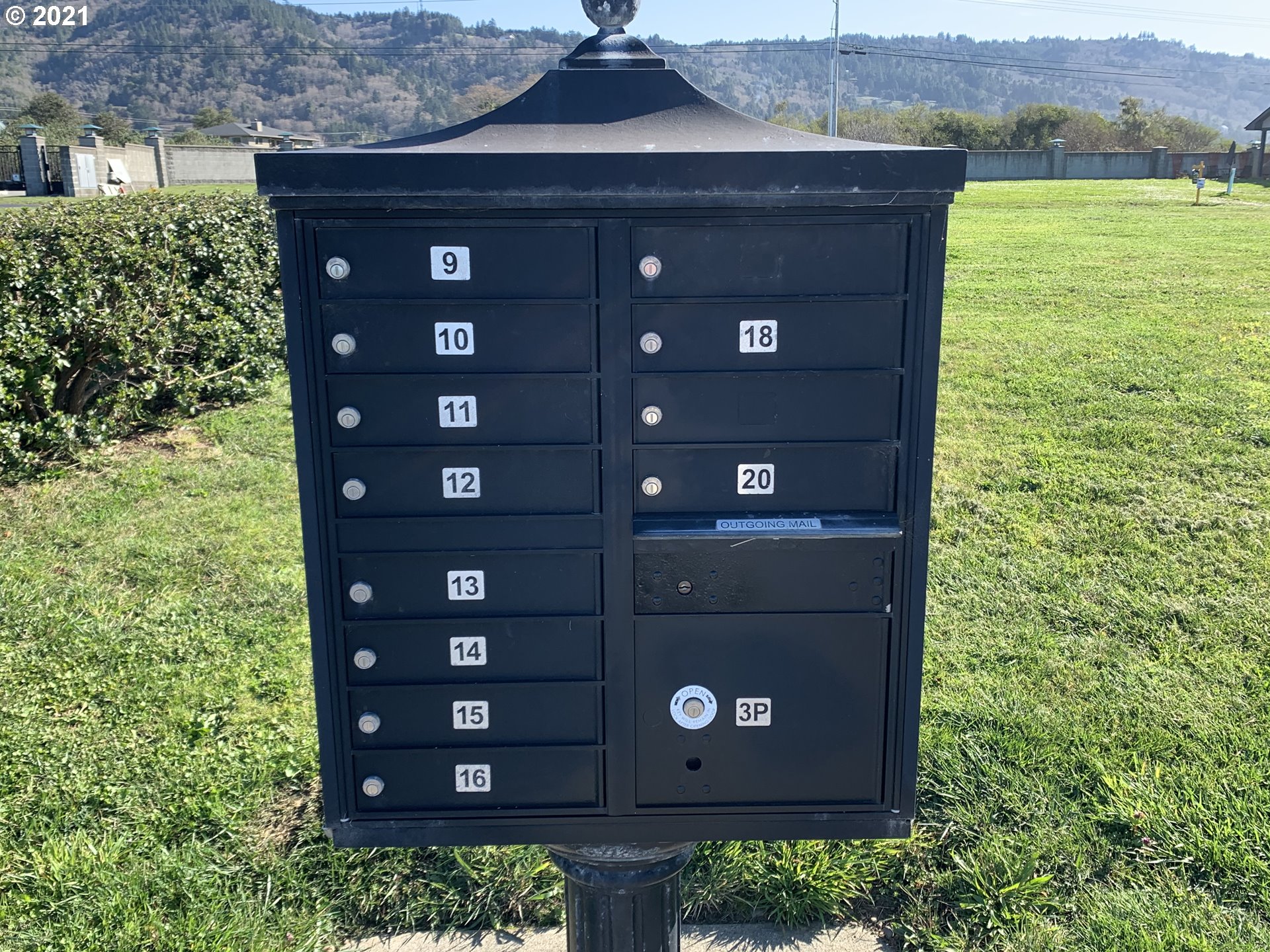 Sea Court Lane, Unit 3 Brookings, OR 97415 - Photo 20 of 20 a front view of a house with garden