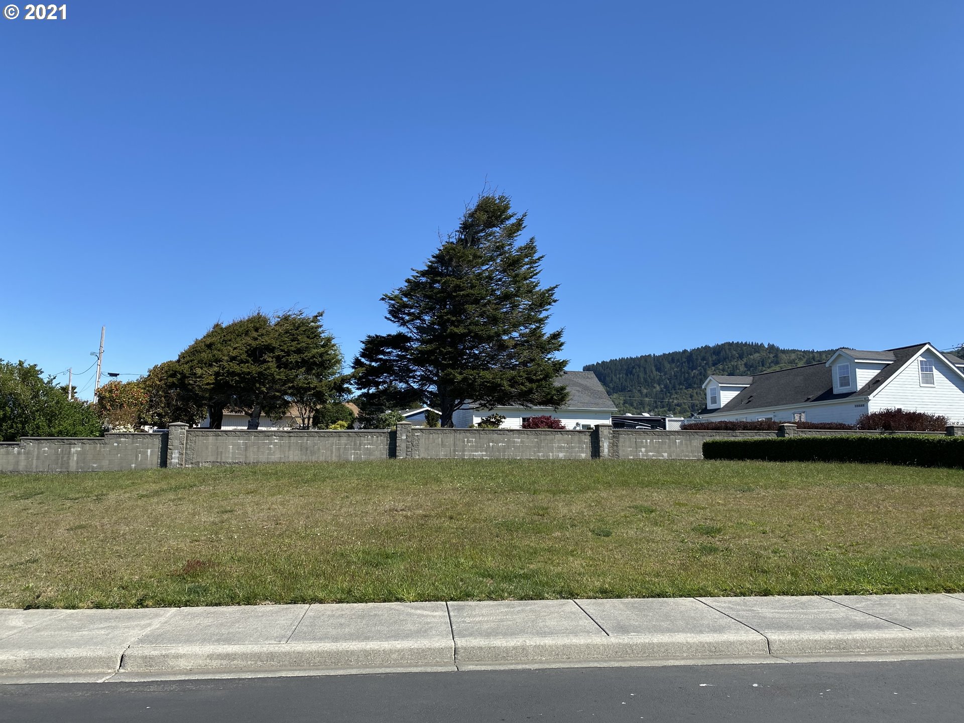Sea Court Lane, Unit 3 Brookings, OR 97415 - Photo 2 of 20 a backyard of a house with lots of green space