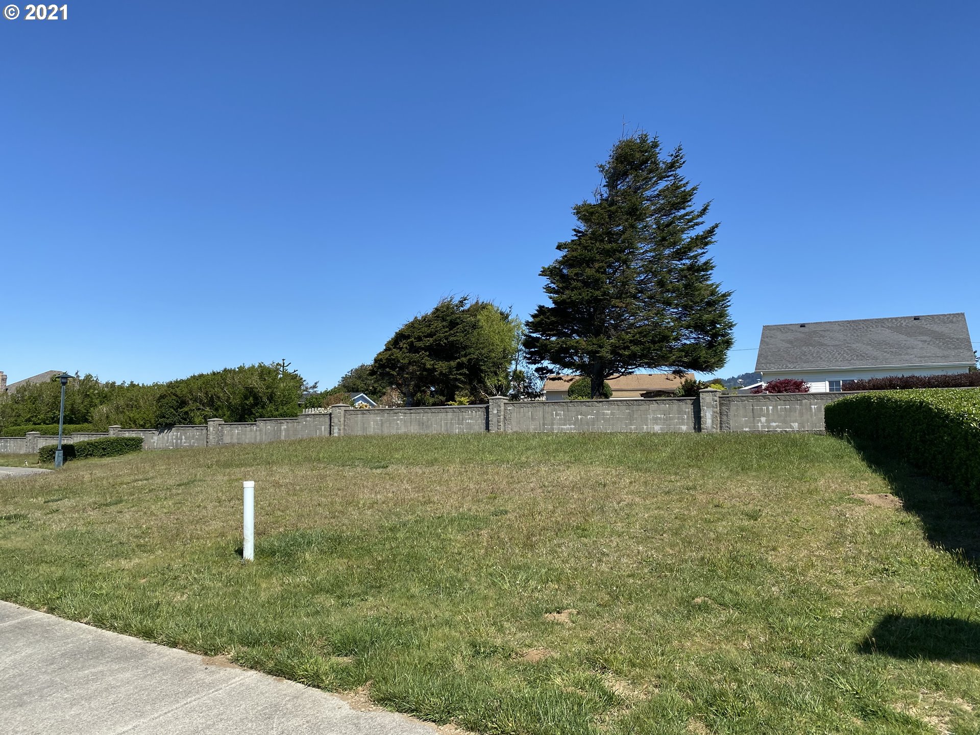 Sea Court Lane, Unit 3 Brookings, OR 97415 - Photo 3 of 20 a view of a golf course with a lake