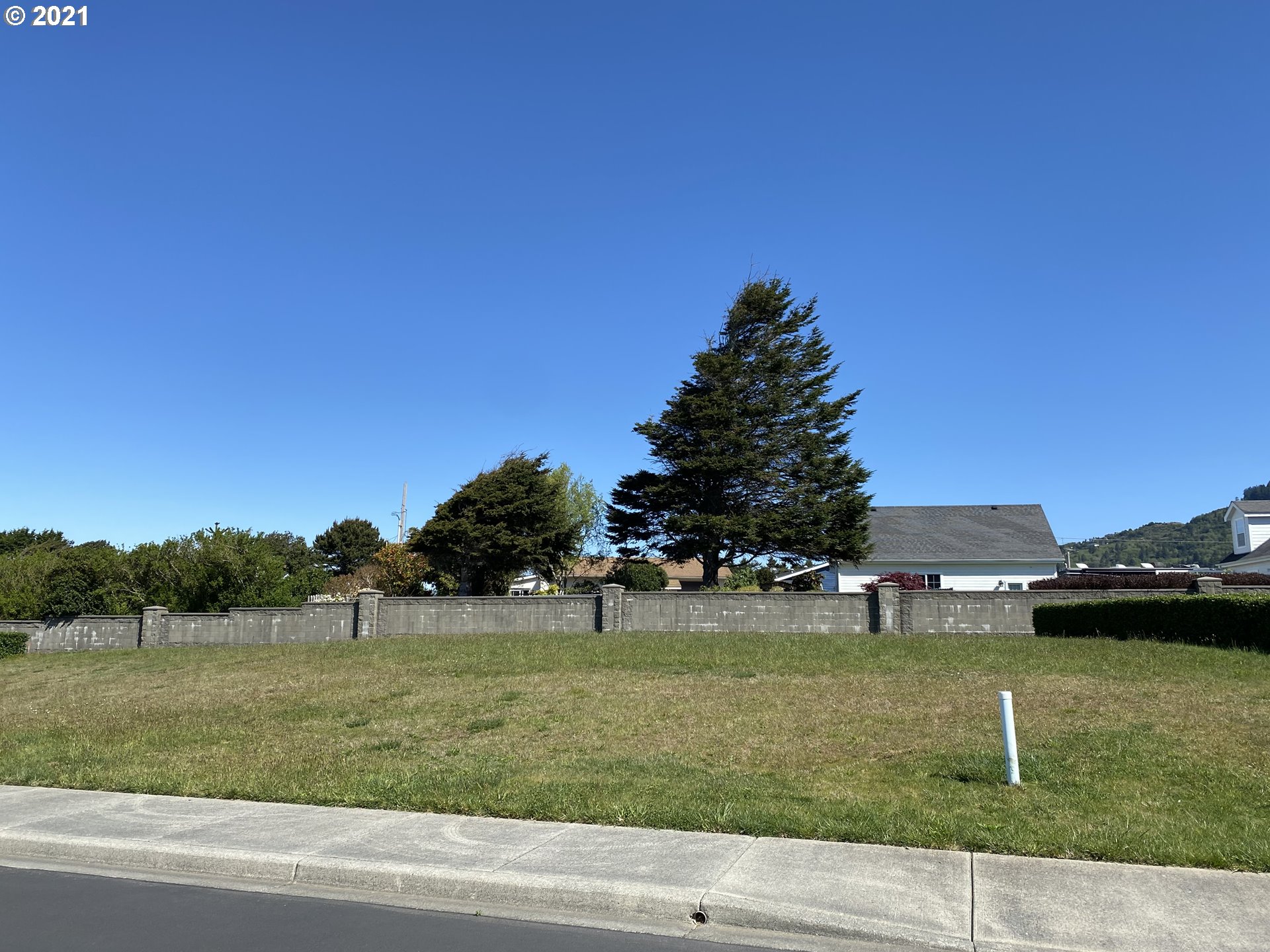 Sea Court Lane, Unit 3 Brookings, OR 97415 - Photo 4 of 20 a view of a grassy field