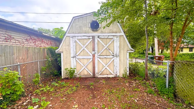 a view of entryway with a front door