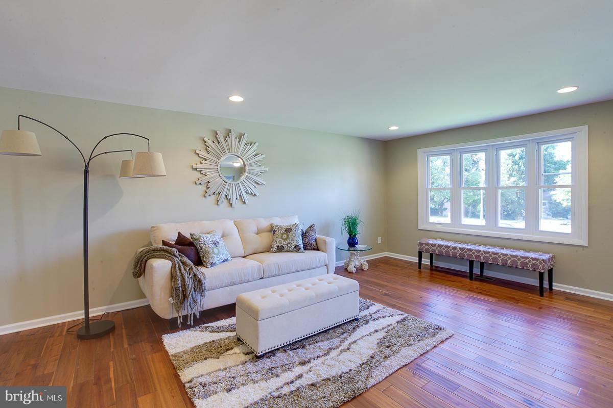 2405 Sugarcone Road Baltimore, MD 21209 - Photo 11 of 29 Living Room