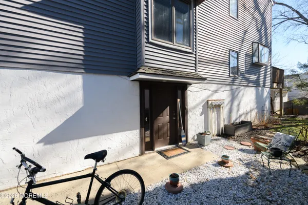 a view of a house with backyard