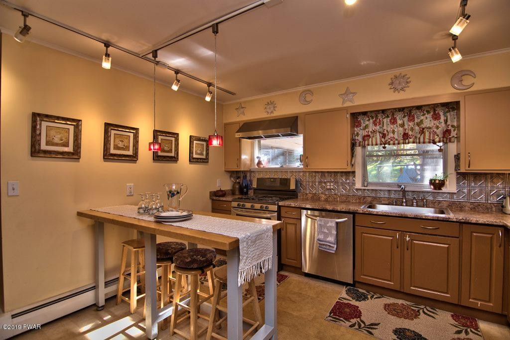 32 Myrtle Street Waymart, PA 18472 - Photo 4 of 44 Kitchen