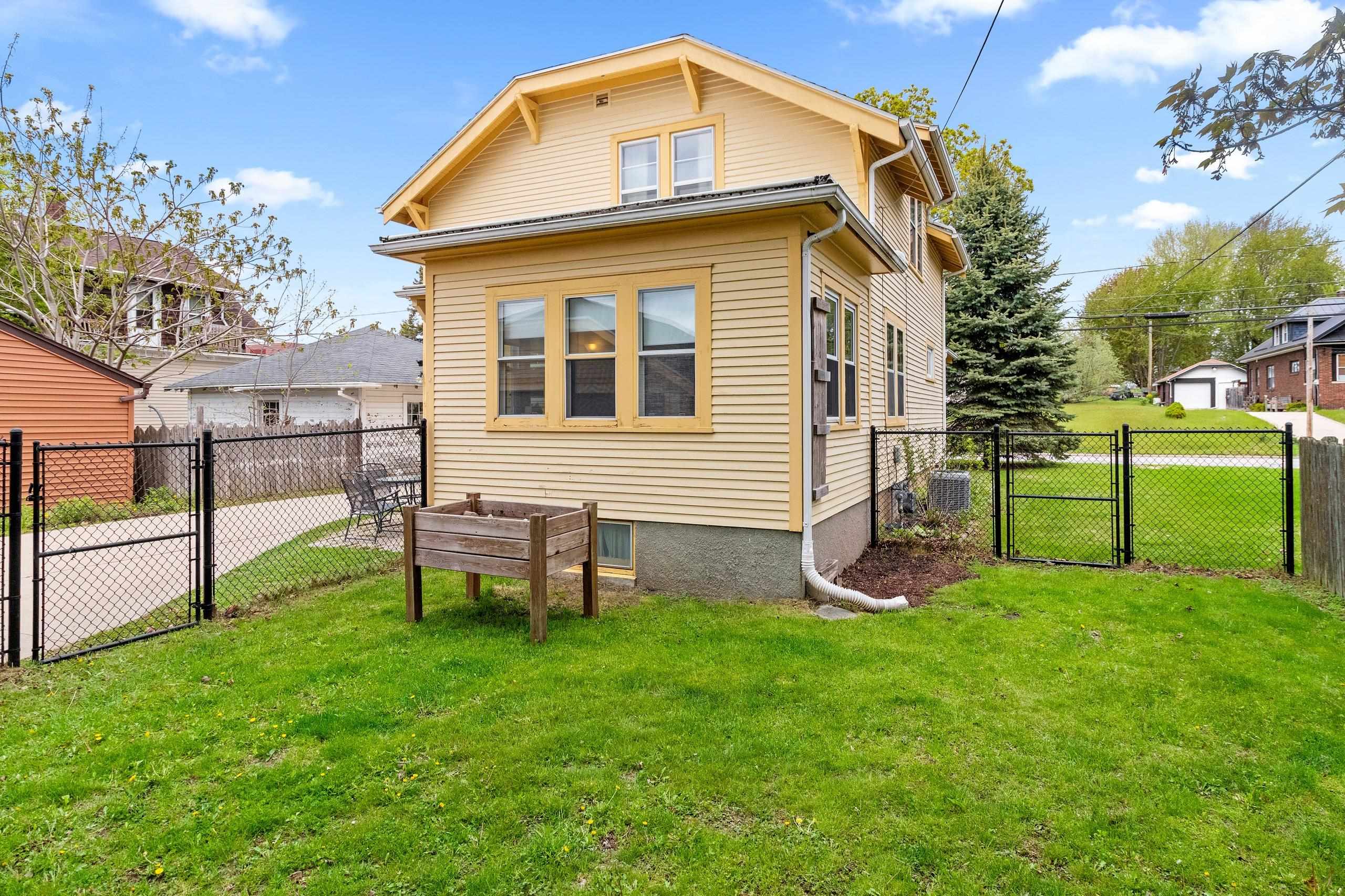 1311 Manila Street Manitowoc, WI 54220 - Photo 11 of 27