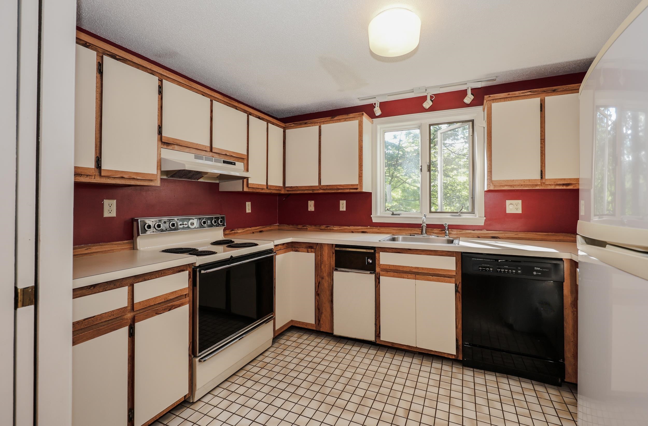 53 Winding Pond Road Londonderry, NH 03053 - Photo 12 of 58