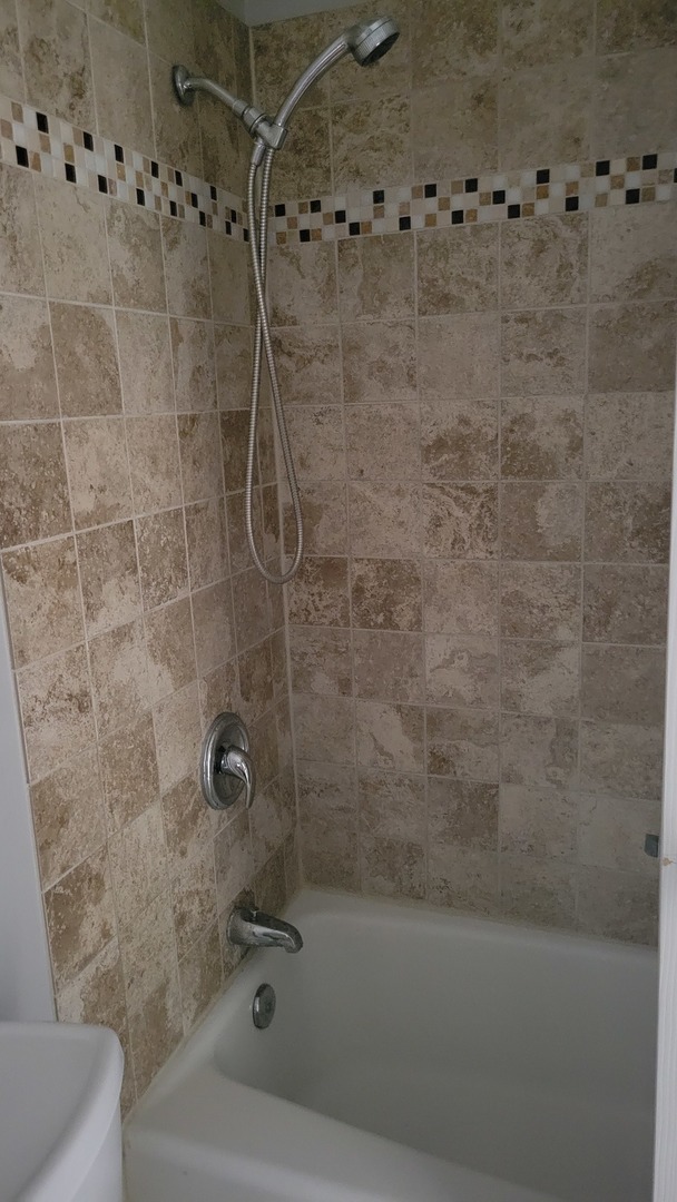 9001 West Golf Road, Unit 4B Des Plaines, IL 60016 - Photo 14 of 21 a bathroom with a bathtub