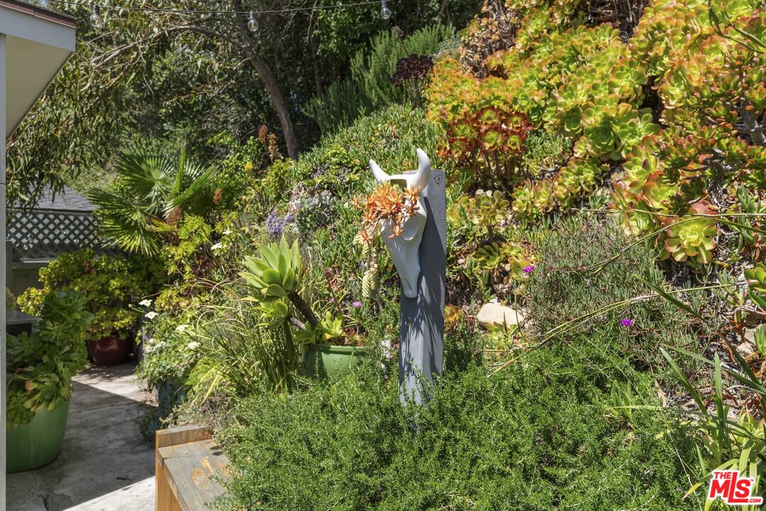 29 Paradise Cove Road Malibu, CA 90265 - Photo 20 of 33 a backyard of a house with lots of green space