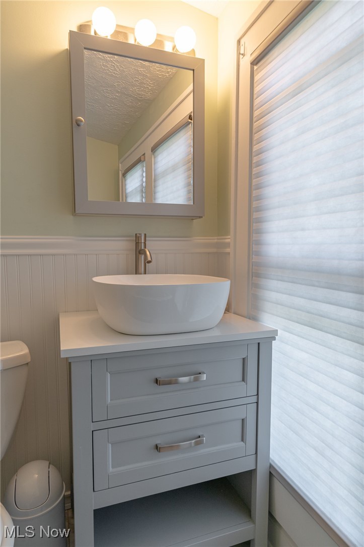 2624 Lee Road Cleveland, OH 44118 - Photo 40 of 50 Third floor vanity and mirror with marble looking flooring