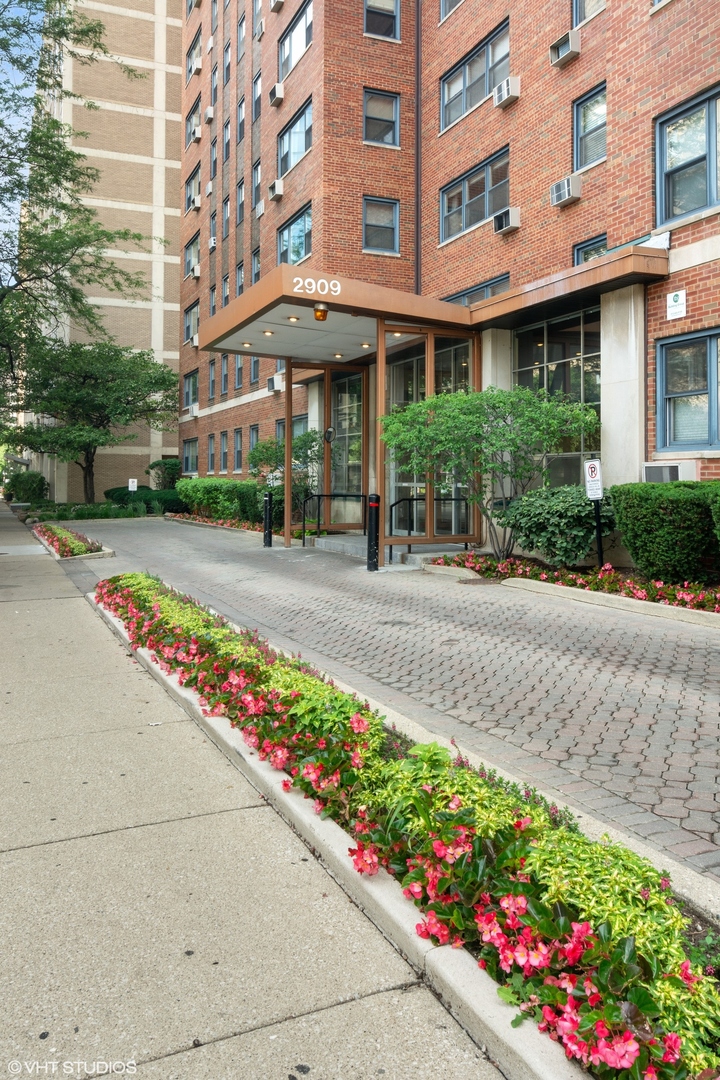 2909 North Sheridan Road, Unit 1402 Chicago, IL 60657 - Photo 2 of 15 front view of a building