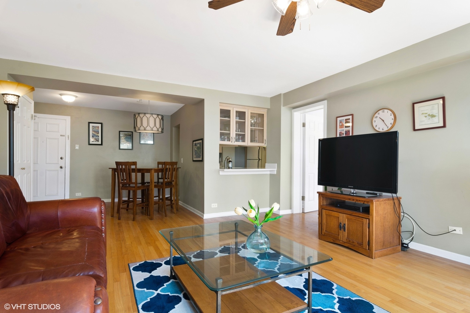 2909 North Sheridan Road, Unit 1402 Chicago, IL 60657 - Photo 5 of 15 a living room with furniture and a flat screen tv