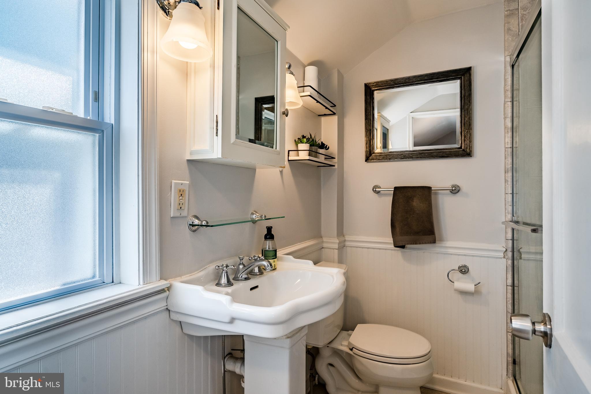 876 Cricket Road Secane, PA 19018 - Photo 24 of 37 Full bathroom on upper level