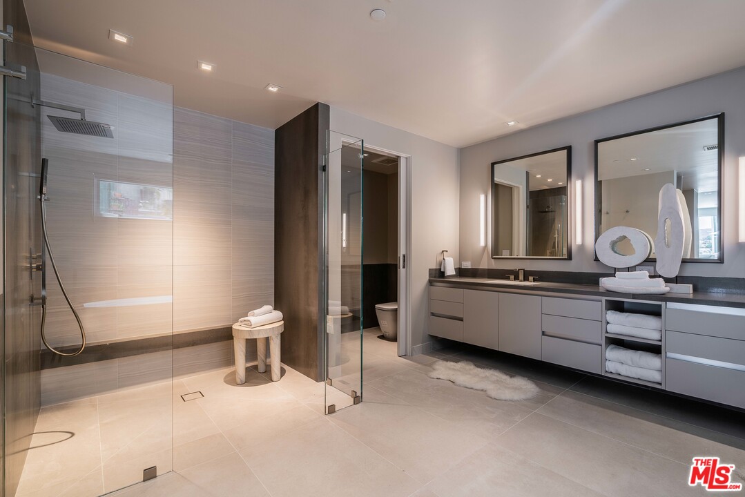 2391 Roscomare Road, Unit 103 Los Angeles, CA 90077 - Photo 10 of 32 a room with a bed and a mirror