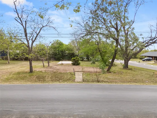a view of yard with tree