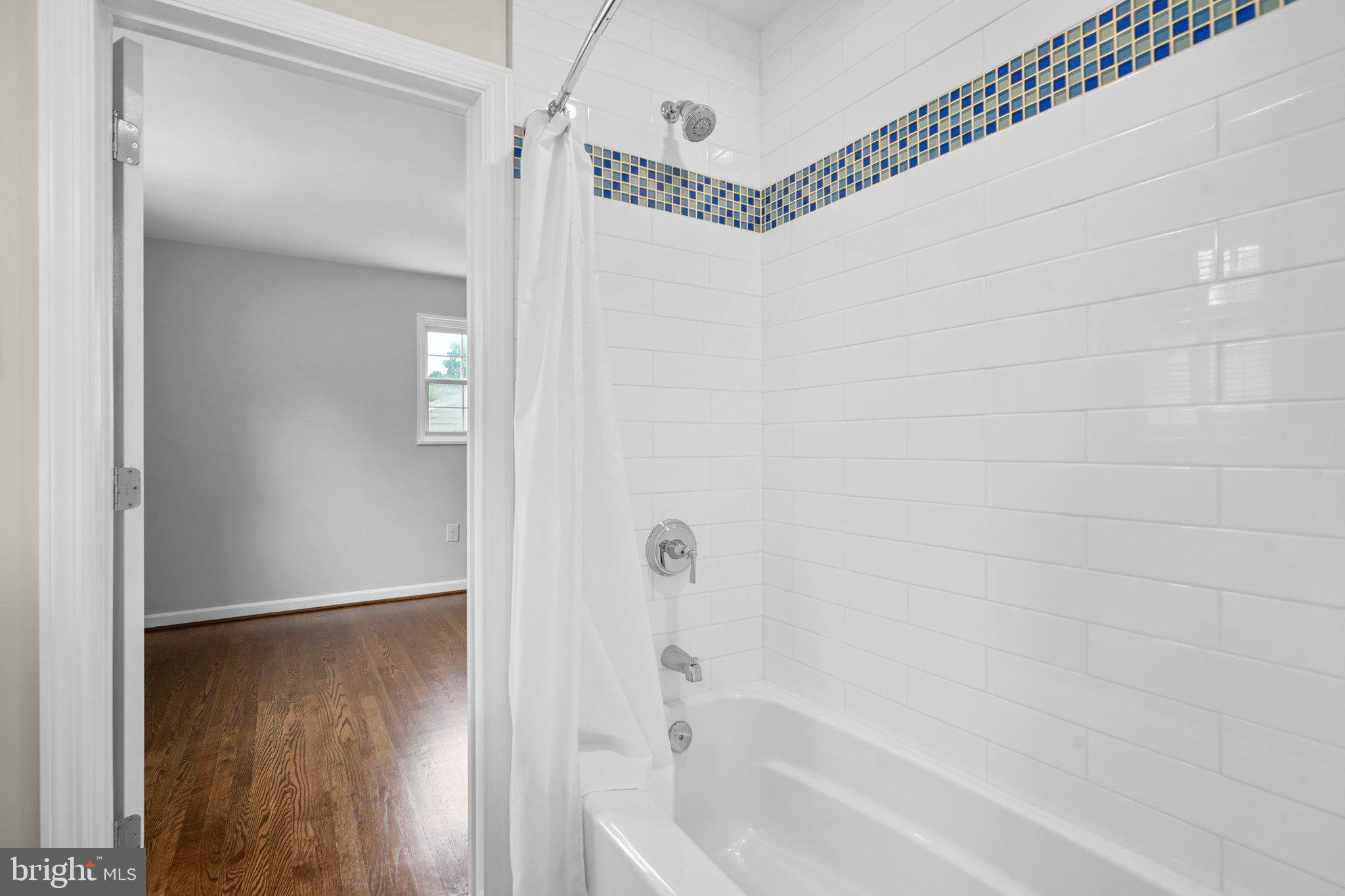 5005 Rodman Road Bethesda, MD 20816 - Photo 28 of 48 Tub/shower combo with listello accent tile