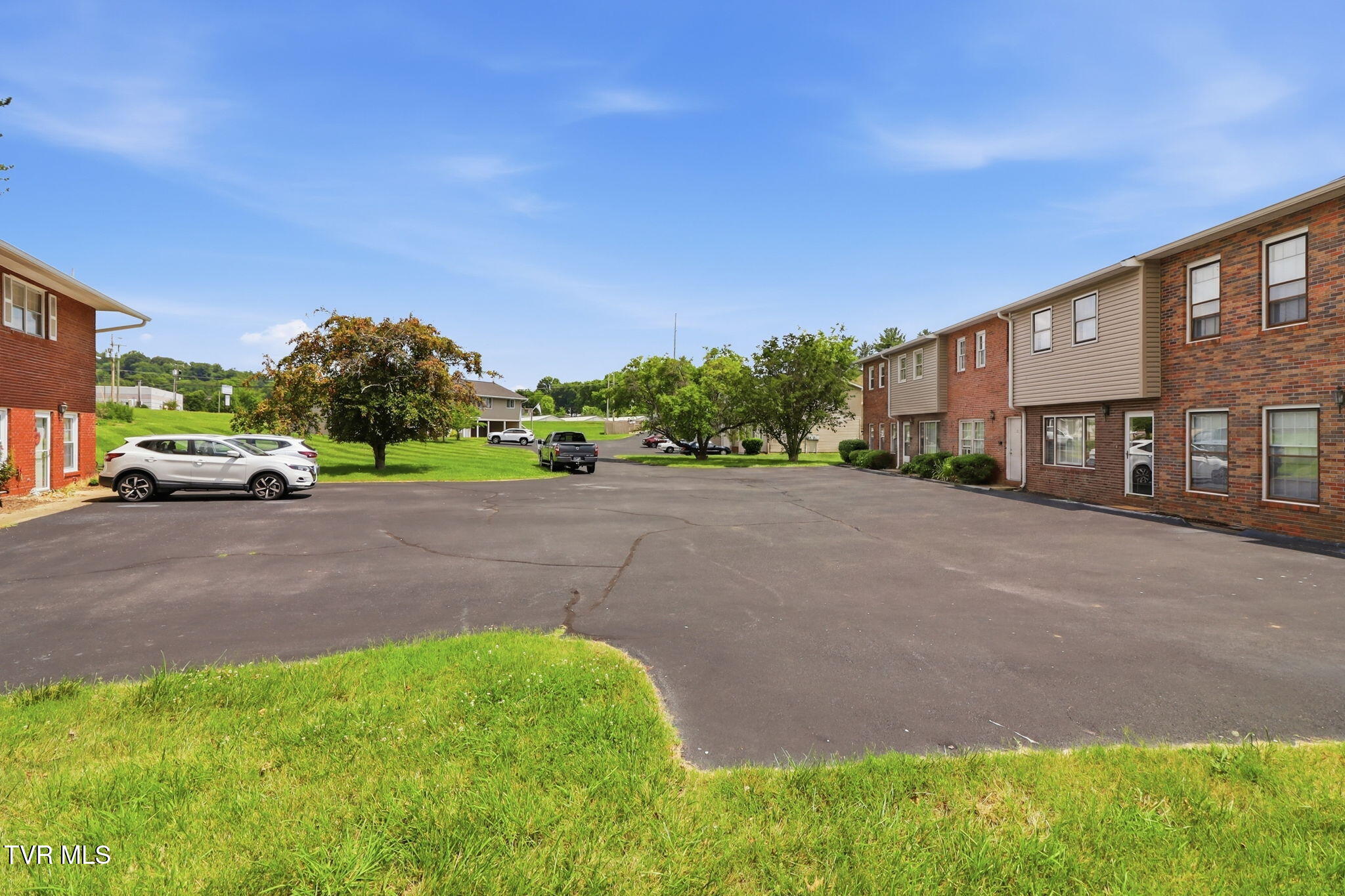 3539 Netherland Inn Road, Unit 9 Kingsport, TN 37660 - Photo 2 of 20 2-web-or-mls-DZ3A4988_autoremove_3987780