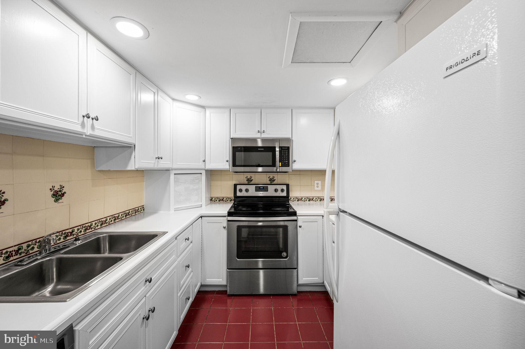 1518 Manley Road, Unit B20 West Chester, PA 19382 - Photo 12 of 29 Kitchen
