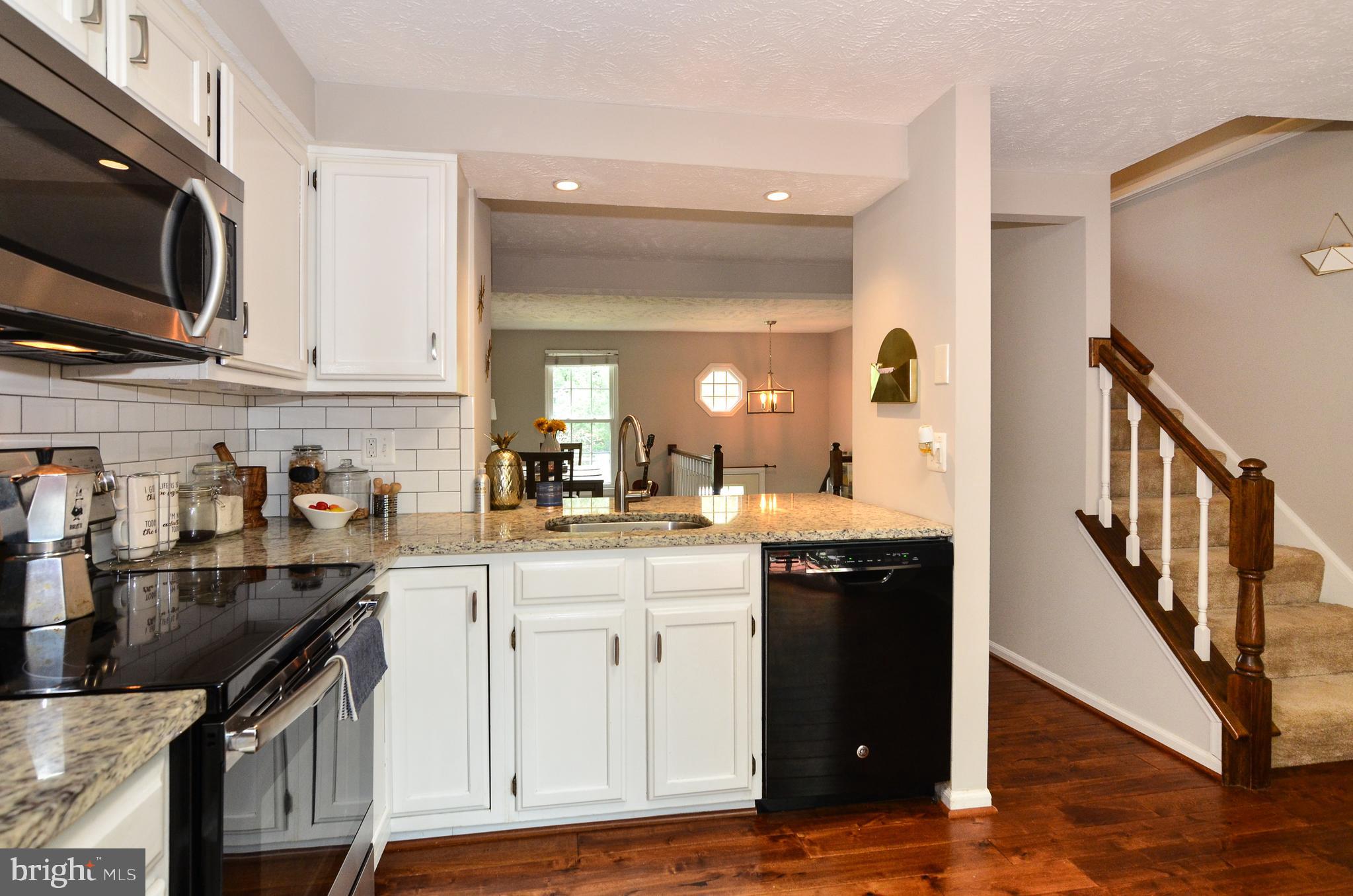 1604 Fieldthorn Drive Reston, VA 20194 - Photo 12 of 24 Beautiful cabinetry, granite counters & backsplash