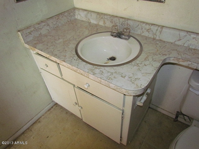5636 West Coronado Road Phoenix, AZ 85035 - Photo 40 of 44 023-309529 - guest bathroom sink